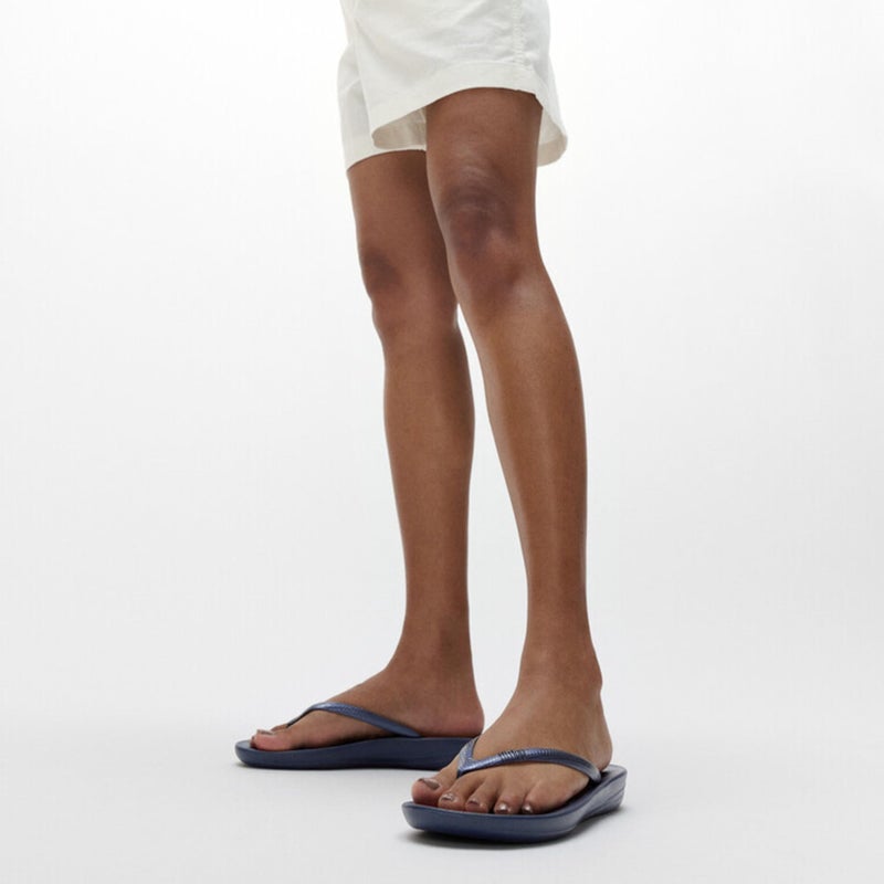 FitFlop Women's iQushion Rubber Flip-Flops with Contoured Footbed for Walking, Lightweight Ergonomic Flip Flop Sandals with Arch Support and Foot Impact Pillows, Midnight Navy, 7 US Women - Image 2